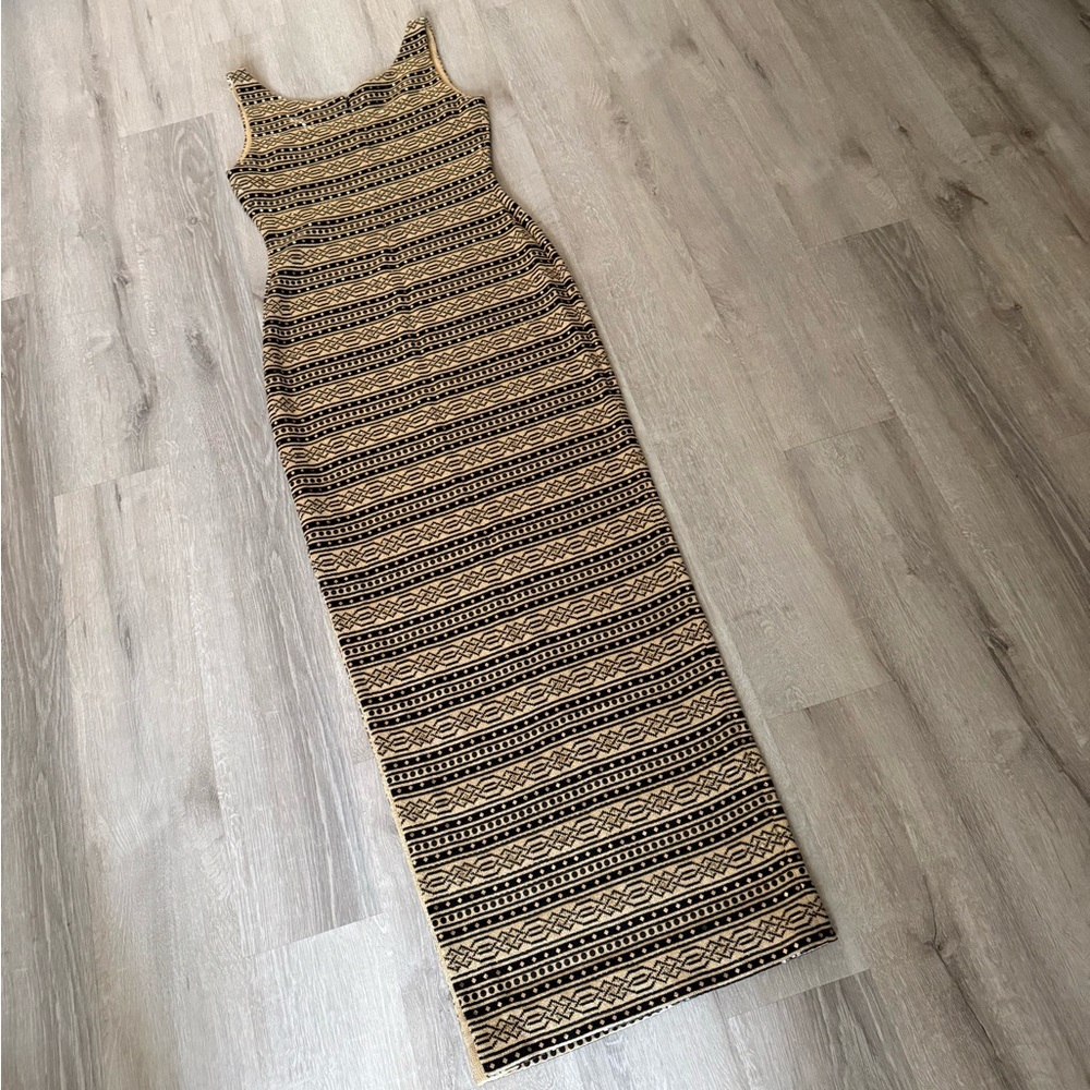 Gorgeous St.John Women’s Gold & Black embellished Knit Evening Gown Size 6 Party